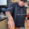 Countertop Hitam yang Memberi Kontras Tajam