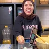 Backsplash Putih Jadi Kontras Visual