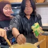 Rak Terbuka dan Pencahayaan Hangat