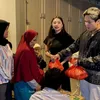 Dewi Perssik Bagi-bagi Sembako