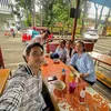 Darius Sinathrya Makan di Pujasera