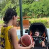 Erika Carlina Main Basket sambil momong baby Andrew