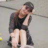 Esta Pramanita lagi berpose cantik di lapangan Padel