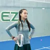 Esta Pramanita lagi berpose cantik di lapangan Padel