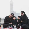 Fitri Tropica ibadah umrah bareng keluarga