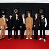 Penampilan RM di red carpet juga nggak kalah menarik nih. Alih-alih mengenakan setelan jas seperti member-member lainnya, sang leader justru pakai hoodie warna coklat yang senada dengan celananya.