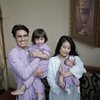 Pria yang memiliki keturunan campuran Inggris-Jawa ini telah bertransformasi menjadi sosok penyayang keluarga. Netizen menyebutnya sebagai hot papa bagi anak dan istrinya.