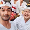Reza Rahadian Pakai Busana Adat Bali