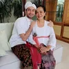 Reza Rahadian Pakai Busana Adat Bali