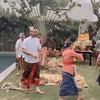 Reza Rahadian Pakai Busana Adat Bali