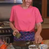 Gaya Kasual Cinta Laura saat masak