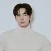 Pesona Lee Chae Min dalam Balutan Turtleneck Putih