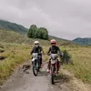 Glenca Chysara dan Suami naik motor trail di Gunung Bromo