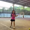 Potret penampilan Guzelim anak Margin Wieheerm latihan tenis