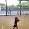 Potret Guzelim memukul bola tenis