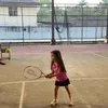 Potret Guzelim bersiap memukul bola tenis