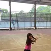 Aksi Guzelim anak Margin Wieheerm latihan tenis