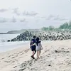 Happy Asmara dan Gilga Sahid yang Lengket saat di pantai