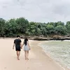 Happy Asmara dan Gilga Sahid yang Lengket saat di pantai