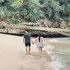 Happy Asmara dan Gilga Sahid yang Lengket saat di pantai