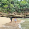 Happy Asmara dan Gilga Sahid yang Lengket saat di pantai