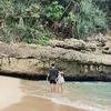 Happy Asmara dan Gilga Sahid yang Lengket saat di pantai