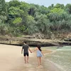 Happy Asmara dan Gilga Sahid yang Lengket saat di pantai