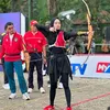 Inara Rusli pegang tangan Ricky Harun