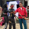 Inara Rusli pegang tangan Ricky Harun