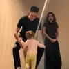 Justin Hubner, Jennifer Coppen, Kamari, pelukan