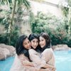 Gya dan dua saudara perempuannya ini kerap disorot netizen. Pasalnya, mereka bertiga cantik-cantik semua. Tak hanya itu, ketiganya juga selalu tampak akur.