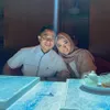 Kemesraan Poppy Bunga dan Suami