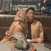 Kemesraan Poppy Bunga dan Suami