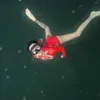 Kirana Larasati berenang bareng ubur-ubur
