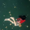 Kirana Larasati berenang bareng ubur-ubur