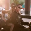 Adegan Romantis di Bawah Cahaya Senja