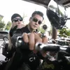 William Chan dan Zhao Lusi Gaya Couple di Motor Mewah