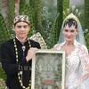 Maxime Bouttier, Luna Maya, Sematkan Cincin, pamer buku nikah
