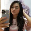 Mala Agatha selfie pakai hp