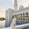 Marsha Aruan serba putih di Masjid Sheikh Zayed