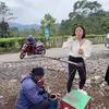Potret Nikita Willy coba rujak bebek