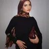 Pesona Elegan dalam Balutan Hitam dan Motif Abstrak