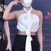 outfit nyentrik aespa di red carpet Gayo Daechukje