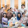 Iis Dahlia bukber di rumahnya. 