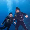 Momen hangat Paramitha Rusady dan anak saat diving