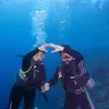 Paramitha Rusady pose membentuk simbol hati saat diving