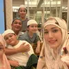 Potret Pasha Ungu bersama istri dan anak