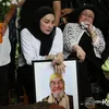 Ayah Mona Ratuliu Meninggal Pemakaman