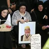 Ayah Mona Ratuliu Meninggal Pemakaman