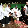 Ayah Mona Ratuliu Meninggal Pemakaman